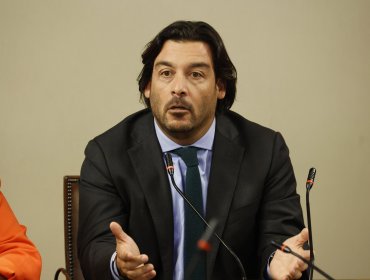 Diputado Leiva dice que "sería gravísimo" que parlamentarios hayan presentado licencias médicas para salir del país