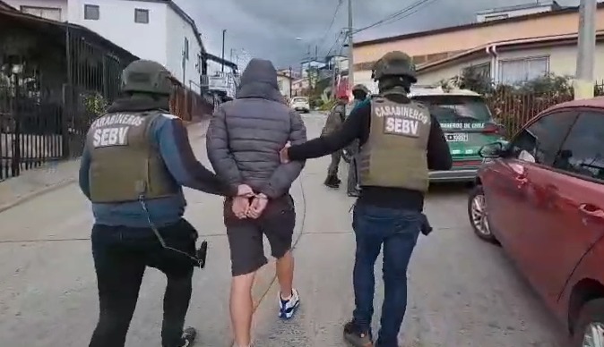 Capturan a peligroso delincuente de 17 años que permanecía prófugo tras ser condenado por robo con violencia en Viña