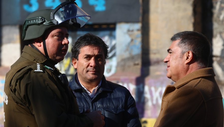 Alcalde de Santiago anuncia querella por ataque de encapuchados contra bus RED y asegura que estos grupos "están apoyados por adultos"