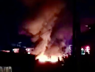Incendio en toma Felipe Camiroaga de Viña destruye una casa y provoca quemaduras a tres personas, entre ellas un menor de edad