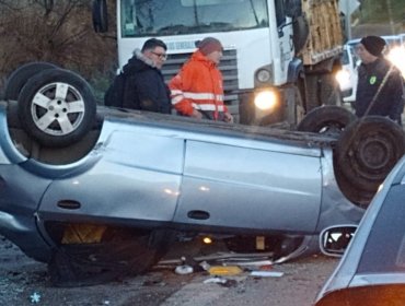 Dos lesionados deja accidente que termina con automóvil volcado en ruta de Quintero