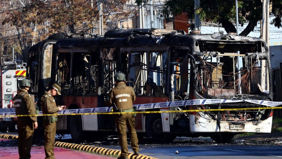Encapuchados queman bus RED en medio de desórdenes registrados en Santiago: testigos apuntan a estudiantes del INBA