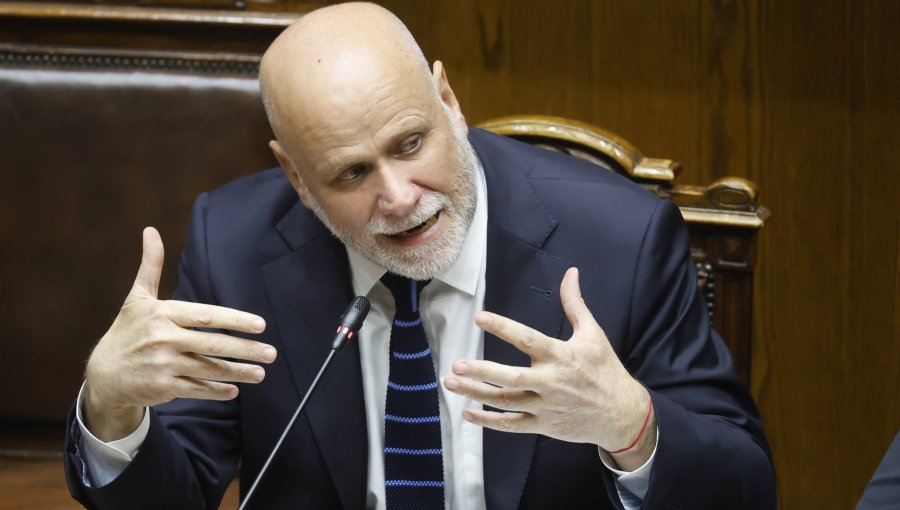 Ministro Elizalde dice que le "llama la atención" las repercusiones por dichos de Landerretche contra el Frente Amplio