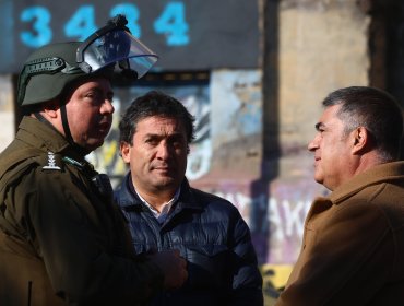 Alcalde de Santiago anuncia querella por ataque de encapuchados contra bus RED y asegura que estos grupos "están apoyados por adultos"