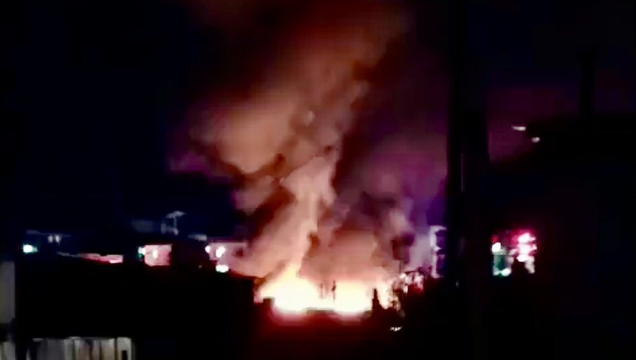 Incendio en toma Felipe Camiroaga de Viña destruye una casa y provoca quemaduras a tres personas, entre ellas un menor de edad