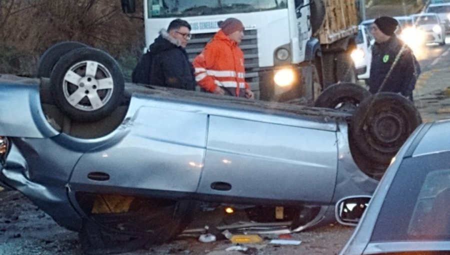 Dos lesionados deja accidente que termina con automóvil volcado en ruta de Quintero
