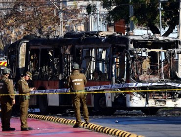 Encapuchados queman bus RED en medio de desórdenes registrados en Santiago: testigos apuntan a estudiantes del INBA