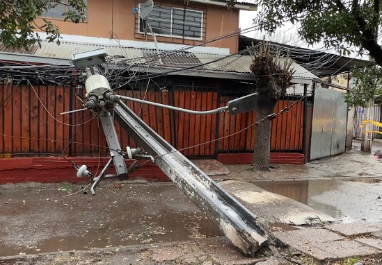 Mujer resulta electrocutada luego que un poste con transformador cayera en su casa en La Florida