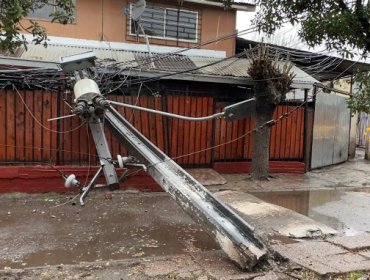 Mujer resulta electrocutada luego que un poste con transformador cayera en su casa en La Florida