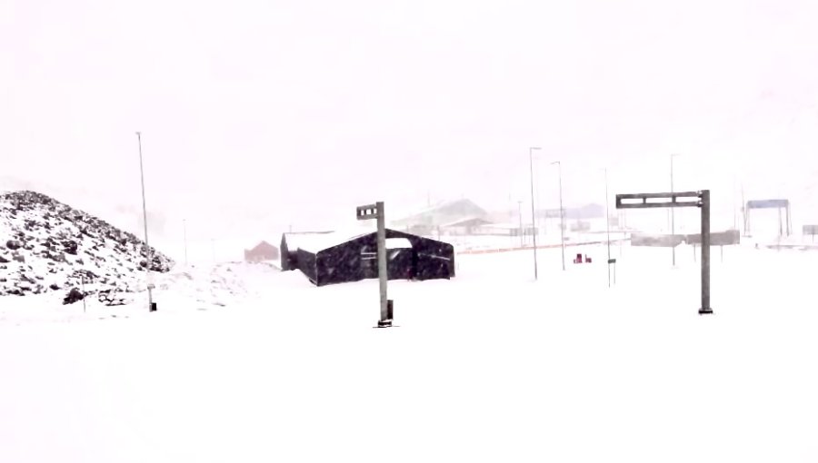 Copiosa nieve en la cordillera de Los Andes mantendrá cerrado el paso fronterizo Los Libertadores al menos durante todo este lunes