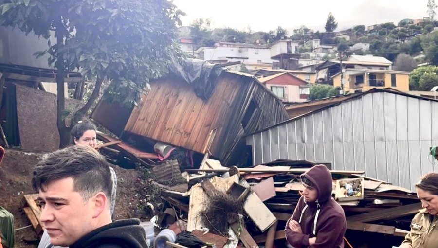 Lluvias hicieron colapsar dos viviendas en la Villa Rogers de Viña del Mar, dejando a 12 personas damnificadas y tres lesionadas