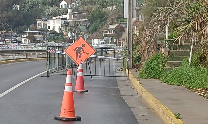 Deslizamiento de tierra obligó a cerrar pista del camino costero Concón - Reñaca ante posibilidad de nuevos desprendimientos