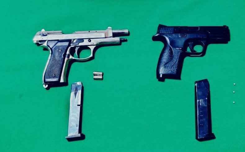 Detienen a conductor que se movilizaba con dos armas de fuego en Horcón: sujeto mantiene antecedentes penales