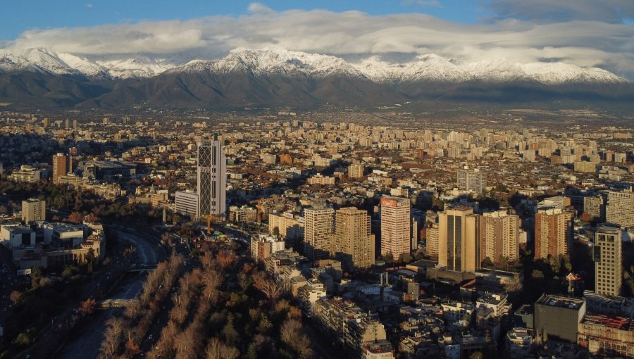 Chile sube dos posiciones en ranking de competitividad mundial y vuelve a niveles previos al estallido social y la pandemia