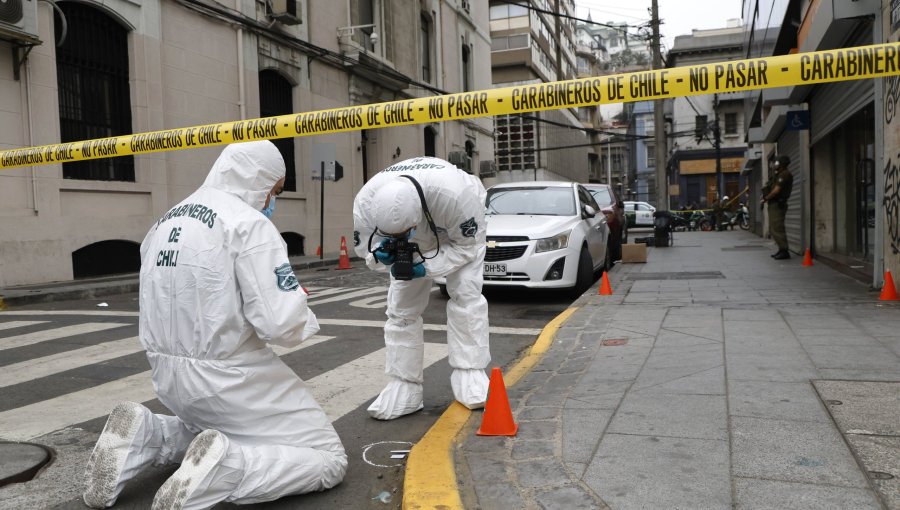 Peritaje balístico permitió vincular robos al Banco Estado y a tienda París en Valparaíso: Padre e hijo utilizaron la misma arma de fuego