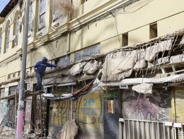Parte de la fachada de edificio patrimonial se desplomó en pleno Barrio Puerto de Valparaíso