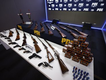 Incautan 25 armas de fuego y más de 1.500 cartuchos en operativos en Huechuraba y Conchalí