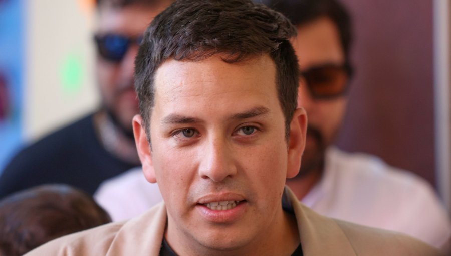 Alcalde de Puente Alto anunció su apoyo a Jeannette Jara: "Tiene experiencia territorial y desplante"