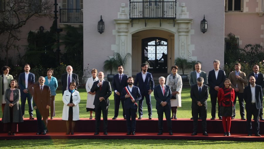 La Moneda pagó $3,8 millones para maquillar y peinar al Presidente Boric y a ministros para la foto oficial de la Cuenta Pública