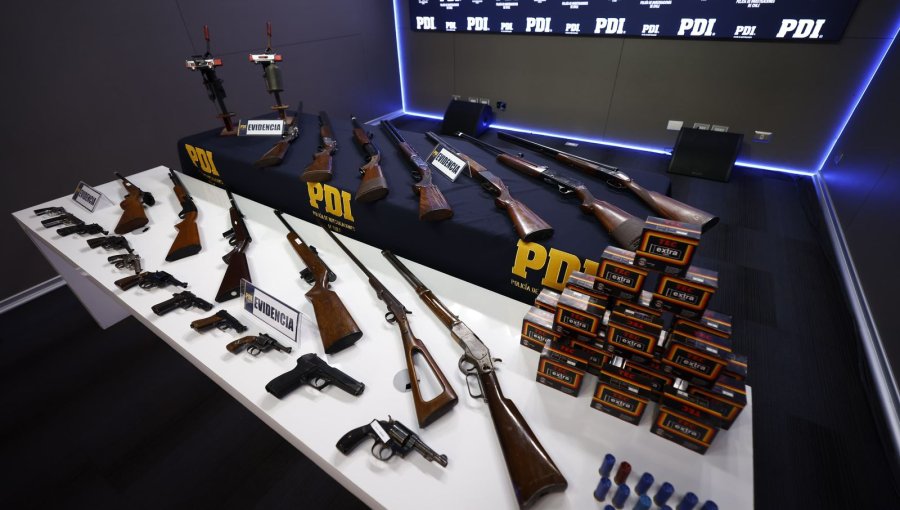 Incautan 25 armas de fuego y más de 1.500 cartuchos en operativos en Huechuraba y Conchalí