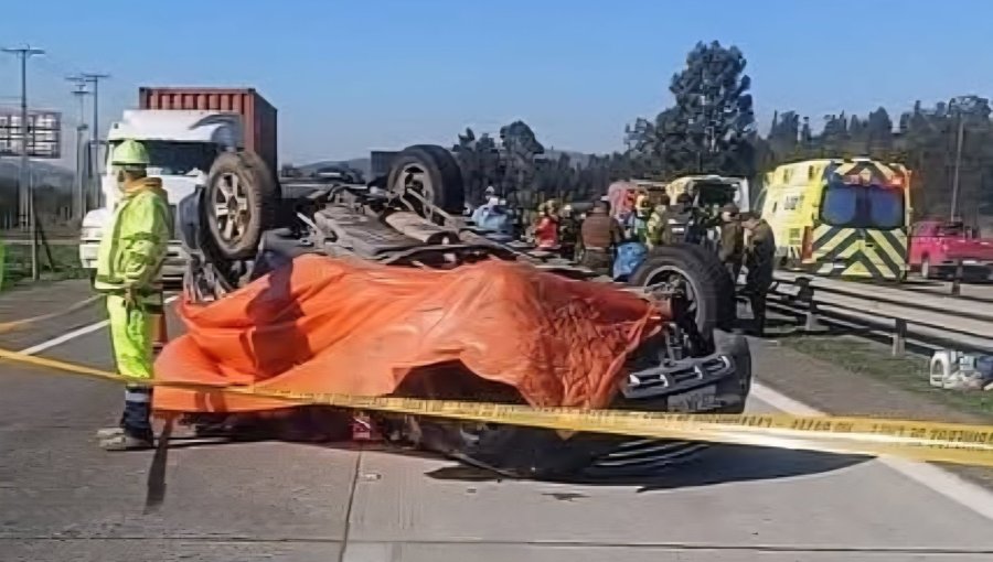 Conductora muere y cuatro menores de edad resultan lesionados tras volcamiento de su vehículo en la ruta 78 de San Antonio