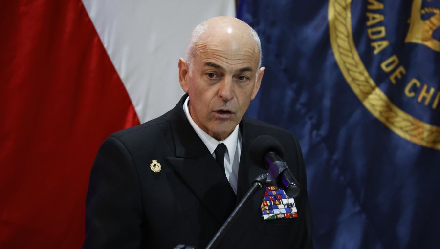 Comandante en jefe de la Armada, Juan Andrés de la Maza, niega haber efectuado deliberación política en sus comentarios por macrozona sur