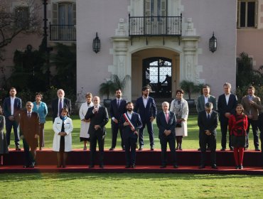 La Moneda pagó $3,8 millones para maquillar y peinar al Presidente Boric y a ministros para la foto oficial de la Cuenta Pública