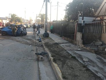 Un lesionado grave y un auto completamente destruido deja persecución en Quilpué: sujetos escaparon de fiscalización en feria