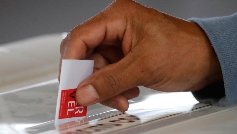 Diputados de la UDI piden eliminar prohibición de publicar encuestas en días previos a una elección