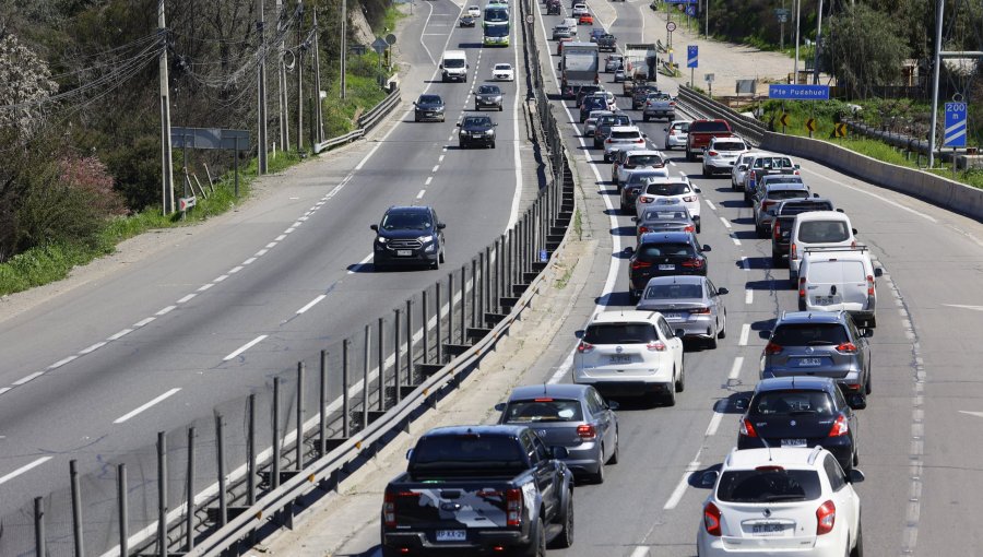Más de 110 mil autos ya han salido de la Región Metropolitana por fin de semana largo