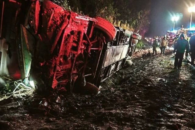 Bus con 41 pasajeros volcó en Loncoche: Sólo hubo lesionados