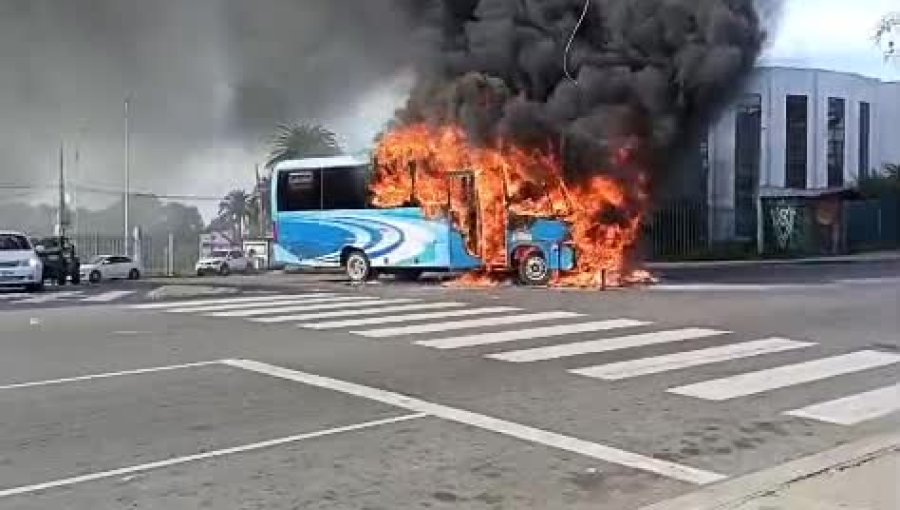 Incendio afectó a bus en Avenida Playa Ancha con El Parque en Valparaíso