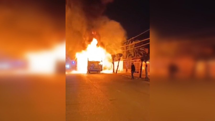 Encapuchados quemaron bus del sistema RED en Conchalí: Máquina iba con pasajeros
