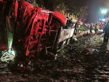 Bus con 41 pasajeros volcó en Loncoche: Sólo hubo lesionados