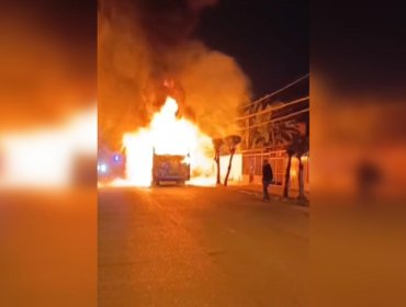 Encapuchados quemaron bus del sistema RED en Conchalí: Máquina iba con pasajeros