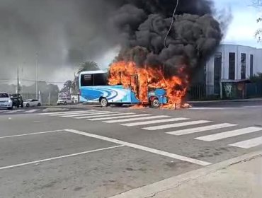 Incendio afectó a bus en Avenida Playa Ancha con El Parque en Valparaíso