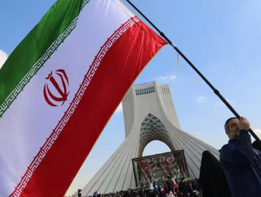 Irán afirma que no detendrá programa nuclear y lanza misiles contra Israel