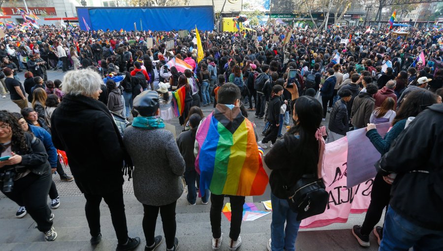 Diversidad, derechos y justicia: Así fue la masiva marcha del orgullo que recorrió Santiago