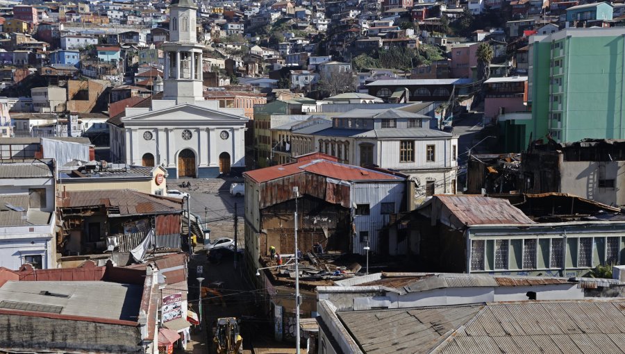 Ingresan denuncia por ecocidio ante la Unesco por el estado en que se encuentra Valparaíso