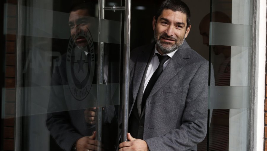 Presidente del Sifup golpea la mesa por presunto cobro para entrevistar a jugadores de la Roja sub-20