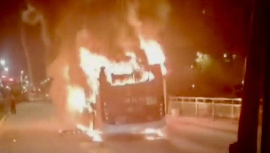 Atentado incendiario destruye bus RED en Pedro Aguirre Cerda: antisociales dejaron panfletos alusivos a presos anarquistas