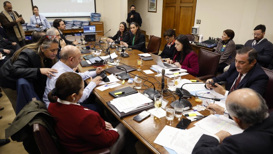 Comisión de Salud del Senado convoca a sesión extraordinaria tras fracaso de licitación de Fonasa