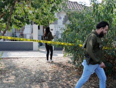 Hombre atacó con un arma blanca a adulta mayor y luego se autolesionó en Ñuñoa: Agresor permanece en riesgo vital