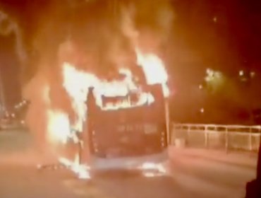 Atentado incendiario destruye bus RED en Pedro Aguirre Cerda: antisociales dejaron panfletos alusivos a presos anarquistas