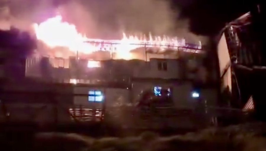 12 damnificados deja incendio que destruyó tres casas en el cerro Lecheros de Valparaíso