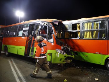 Dos personas fallecidas y más de una decena de lesionados deja choque frontal de dos microbuses en Valparaíso