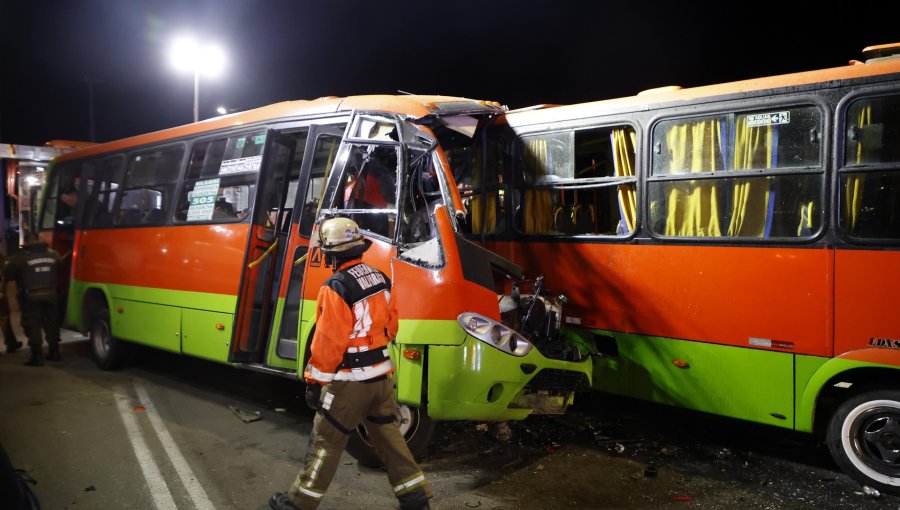 Dos personas fallecidas y más de una decena de lesionados deja choque frontal de dos microbuses en Valparaíso
