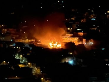 Incendio consume tres viviendas en el cerro Molino de Valparaíso: siniestro registra peligro de propagación