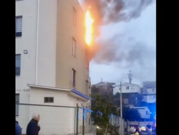 Incendio estructural afectó a dos pisos de un edificio en cerro Rodelillo de Valparaíso