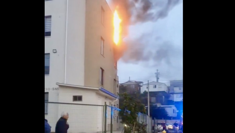 Incendio estructural afectó a dos pisos de un edificio en cerro Rodelillo de Valparaíso